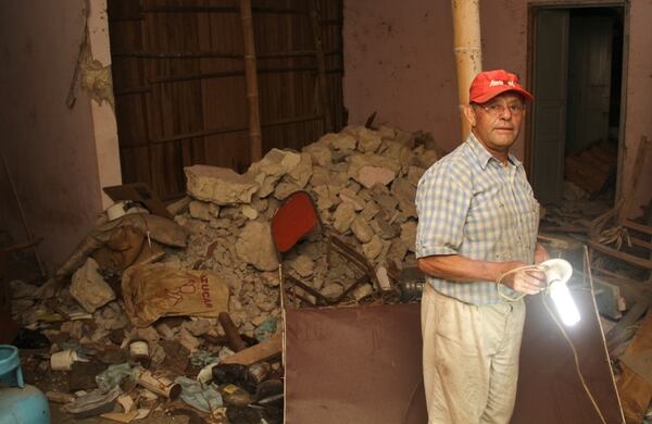 Mariano Méndez es ebanista, vive en medio de los escombros y tuvo que poner palos de guadua para que su casa no se caiga Foto: Pablo Andrés Monsalve