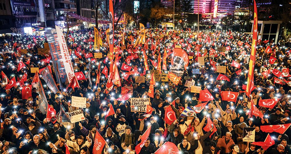 Cientos de manifestantes protestan en contra del presidente de Turquía, quien ha establecido una fuerte represión en las protestas.