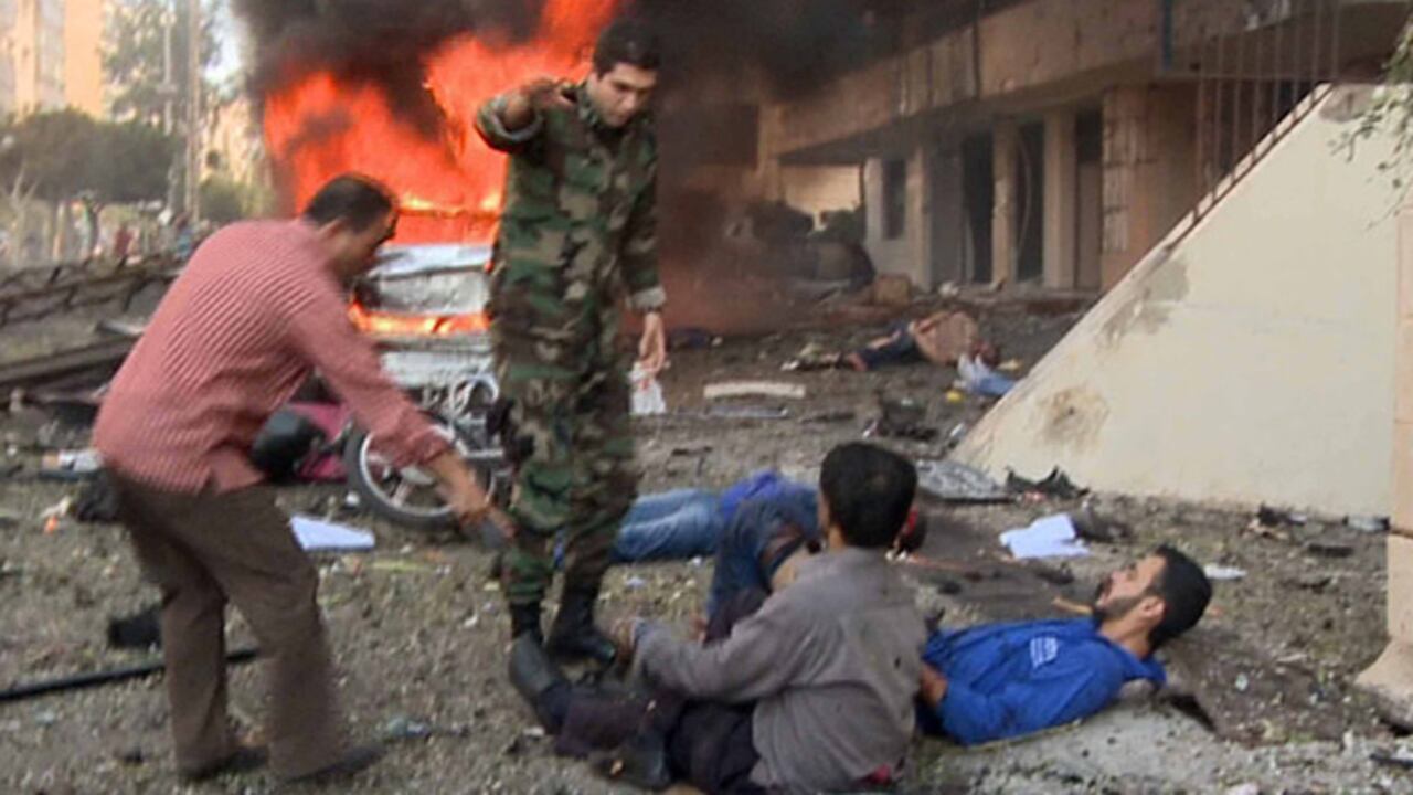 El ataque a la embajada iraní de Beirut, provocado por dos militantes suicidas afiliados a Al-Qaeda, fue muy poderoso. La explosión se sintió a más de un kilómetro de distancia y provocó destrucción a casi 100 metros a la redonda.