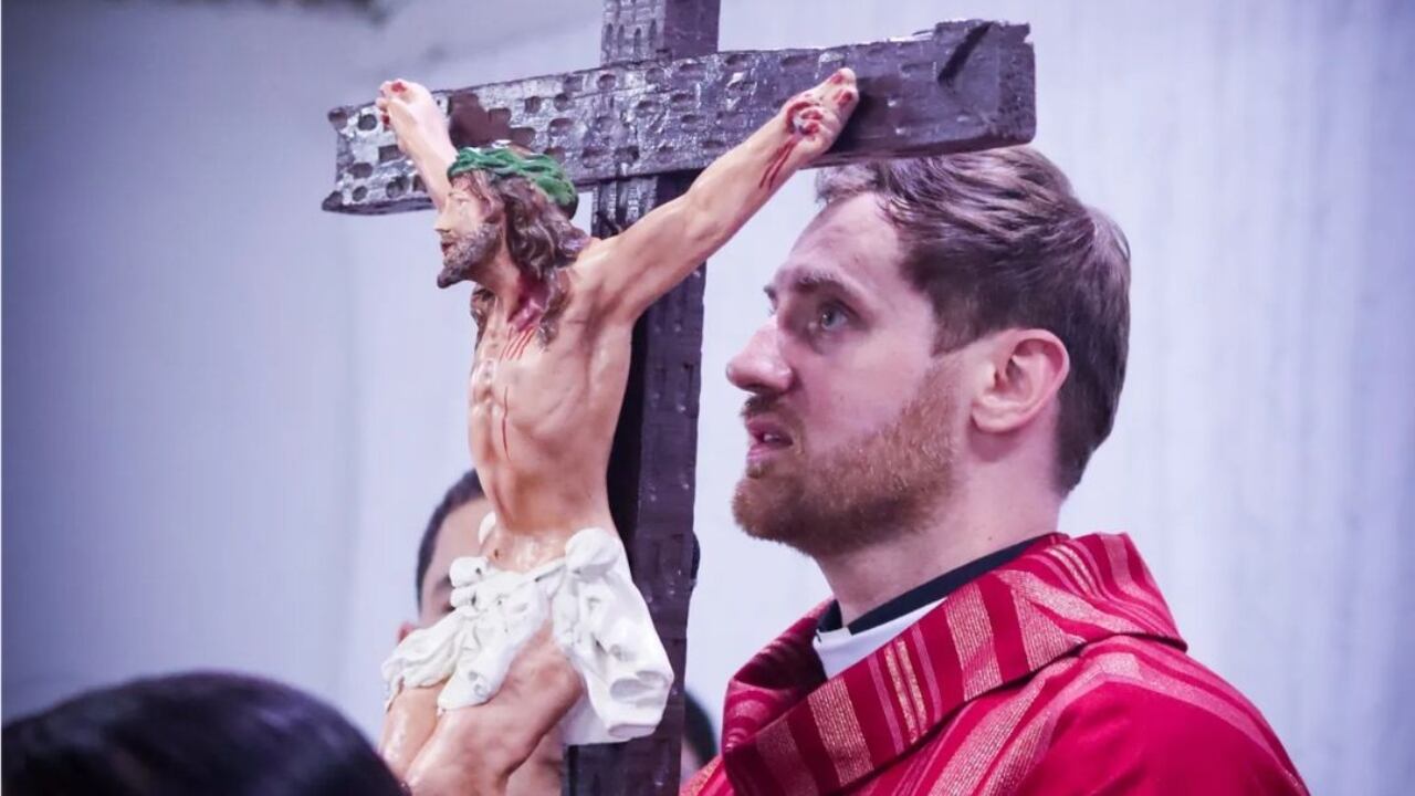 El sacerdote se ha llevado la atención de las personas en el municipio de Malambo.