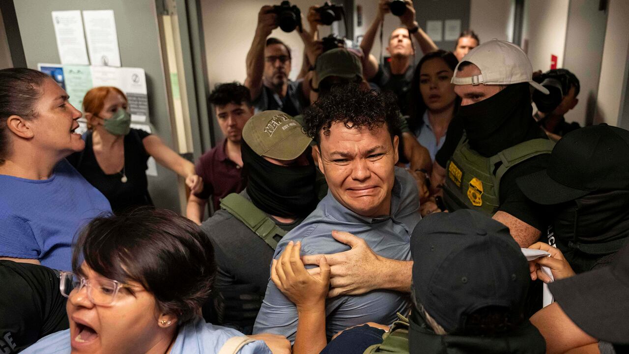 Los agentes federales detienen a Carlos Javier López Benitez, de Paraguay, mientras se alejan de su hermana, Porfiria López, ciudadana estadounidense, fuera del tribunal de inmigración en el edificio federal Jacob K. Javits, en Nueva York. Miércoles 16 de julio de 2025.