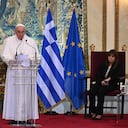 Papa Francisco en el palpación presidencial de Atenas junto a la presidenta de Grecia Katerina Sakellaropoulou