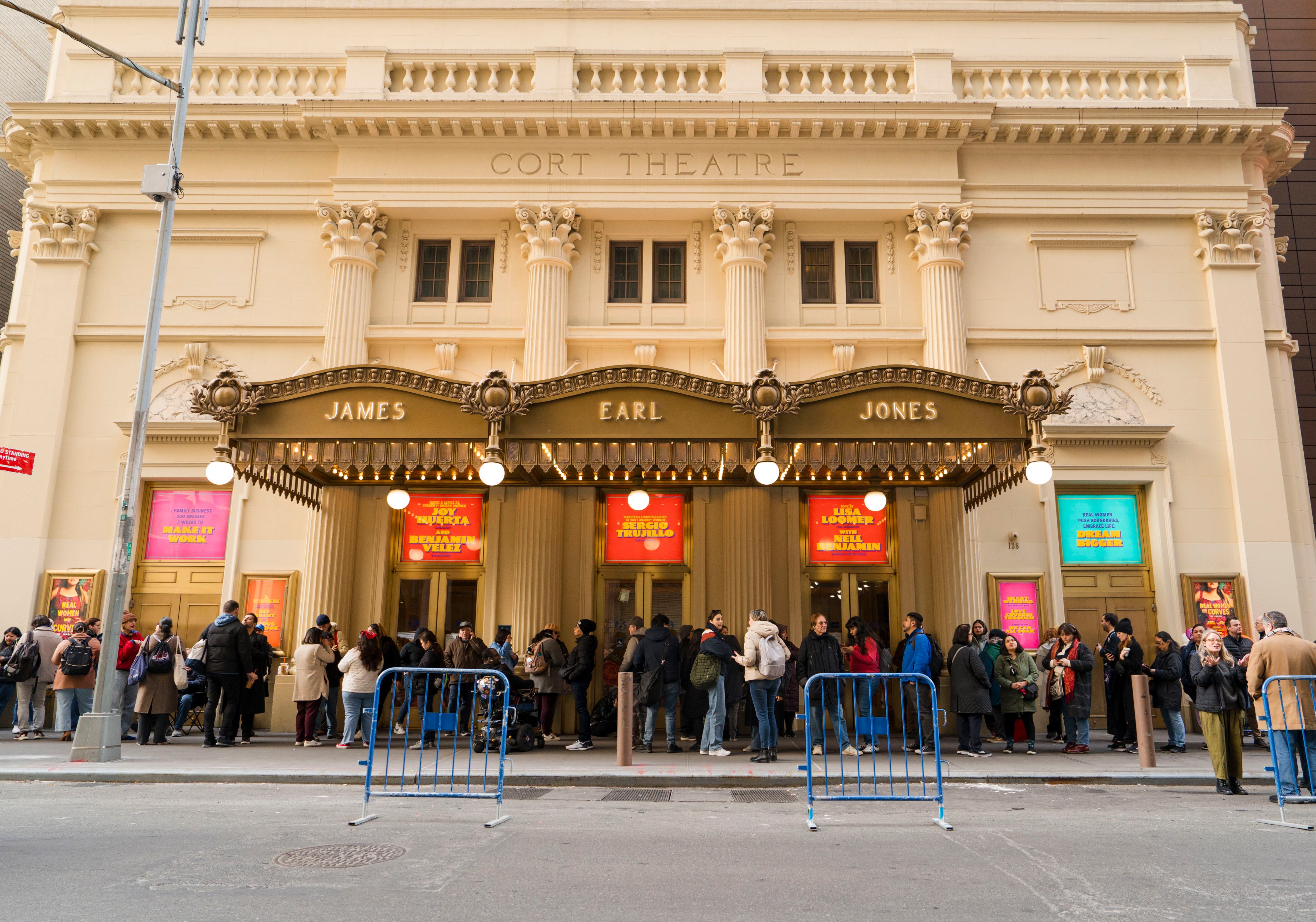 Sergio Trujillo debuta dirigiendo en Broadway con 'Real Women Have Curves'.