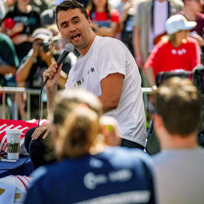 Charlie Kirk momentos antes de su muerto - Foto de redes sociales.