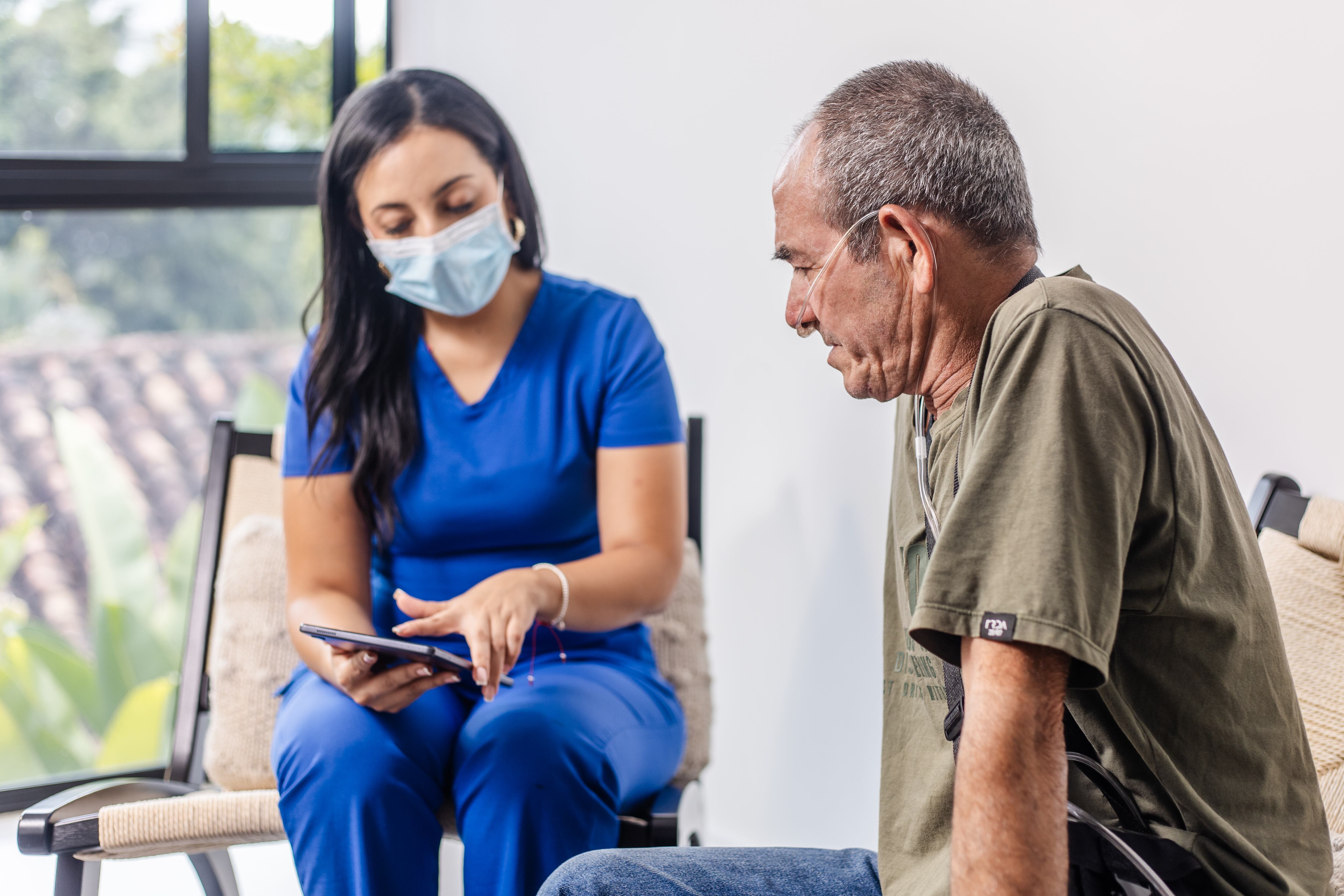 Profesionales de la salud realizan seguimiento a pacientes con enfermedades respiratorias crónicas, una de las principales causas de hospitalización en Colombia.