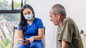 Profesionales de la salud realizan seguimiento a pacientes con enfermedades respiratorias crónicas, una de las principales causas de hospitalización en Colombia.