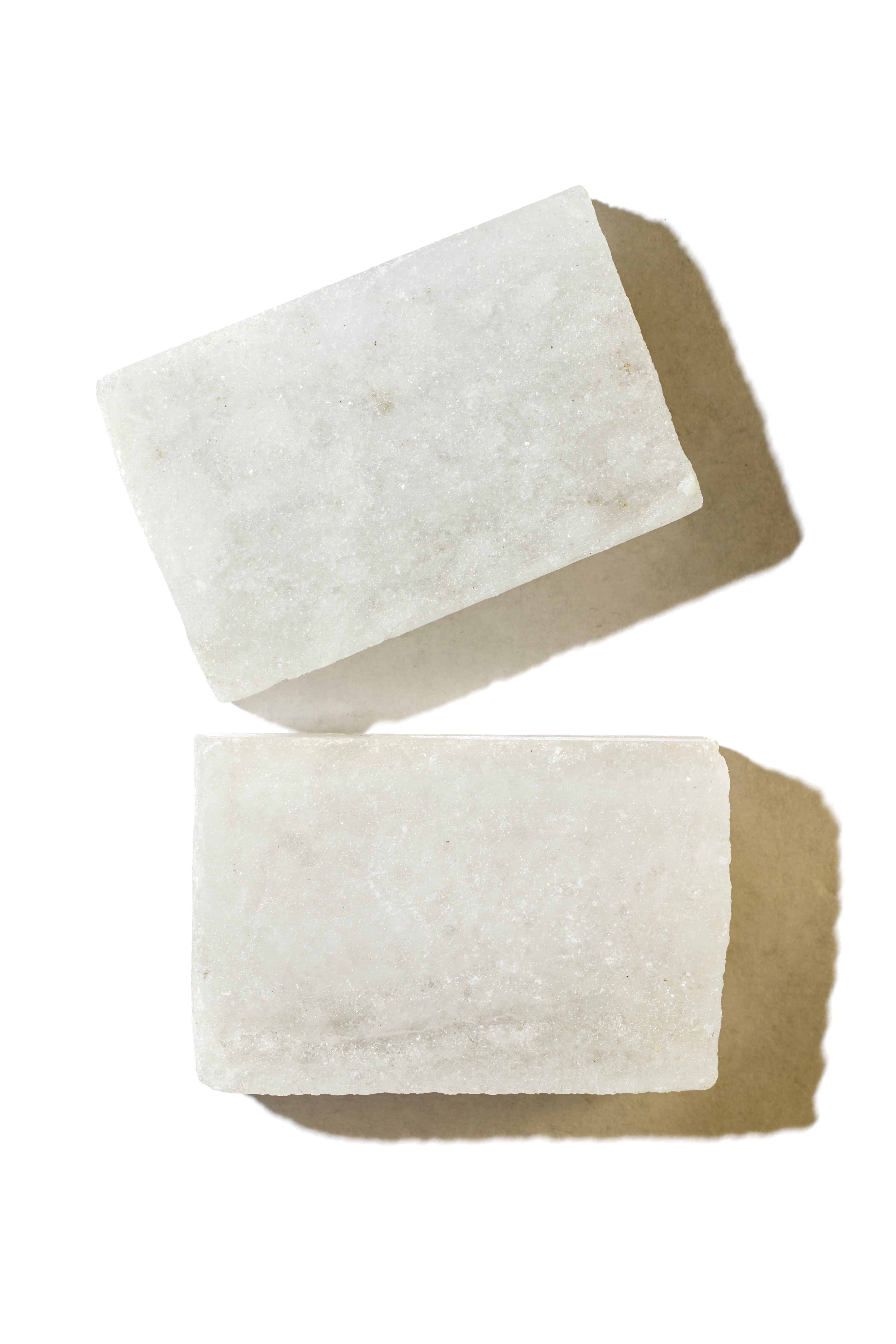 La piedra de alumbre ayuda a eliminar el acné.