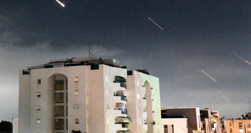 Israel atacó a Irán como respuesta al envío de misiles y drones que recibió el pasado sábado. El mundo está en alerta.