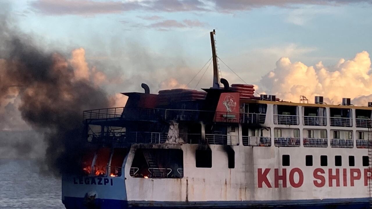El humo se eleva debido a un incendio masivo en un ferry en Bohol, Filipinas