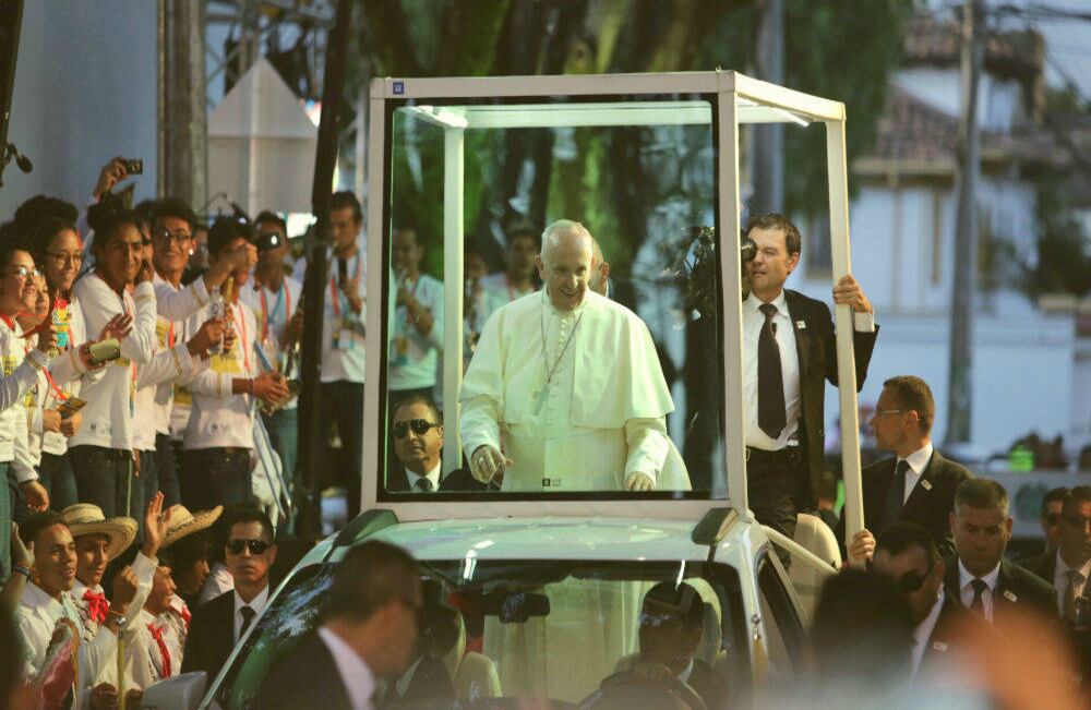 En su llegada a la Nunciatura el papa se dirigió a los colombianos y les dijo que no perdieran la alegría ni la esperanza, además les pidió que oraran por él. Foto: Juan Carlos Sierra / SEMANA