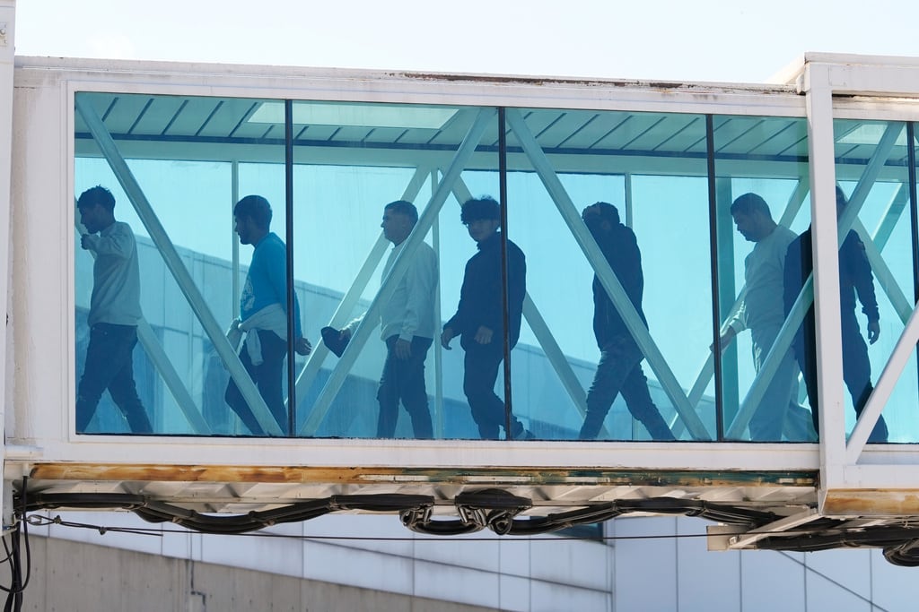 Venezolanos deportados de Estados Unidos desembarcan en el Aeropuerto Internacional Simón Bolívar de Maiquetía, Venezuela, el lunes 19 de enero de 2026. (Foto AP/Matias Delacroix)