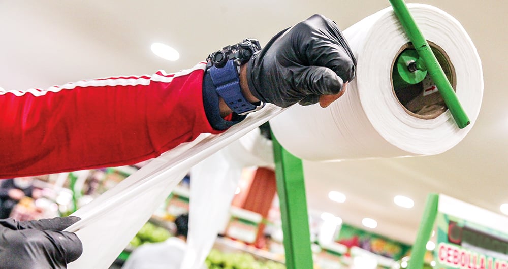   Los rollos de bolsas transparentes quedarán prohibidos para verduras y frutas con cáscaras, pero permitidos para las carnes y las frutas sin cáscara, como la mora.