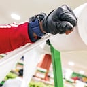Los rollos de bolsas transparentes quedarán prohibidos para verduras y frutas con cáscaras, pero permitidos para las carnes y las frutas sin cáscara, como la mora.