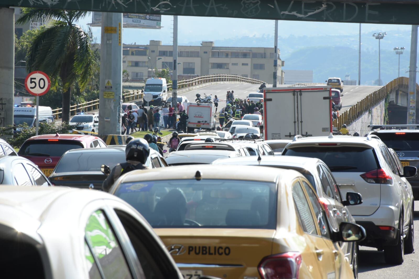En la zona, las autoridades de movilidad reportaron un trancón tras el aparatoso accidente.