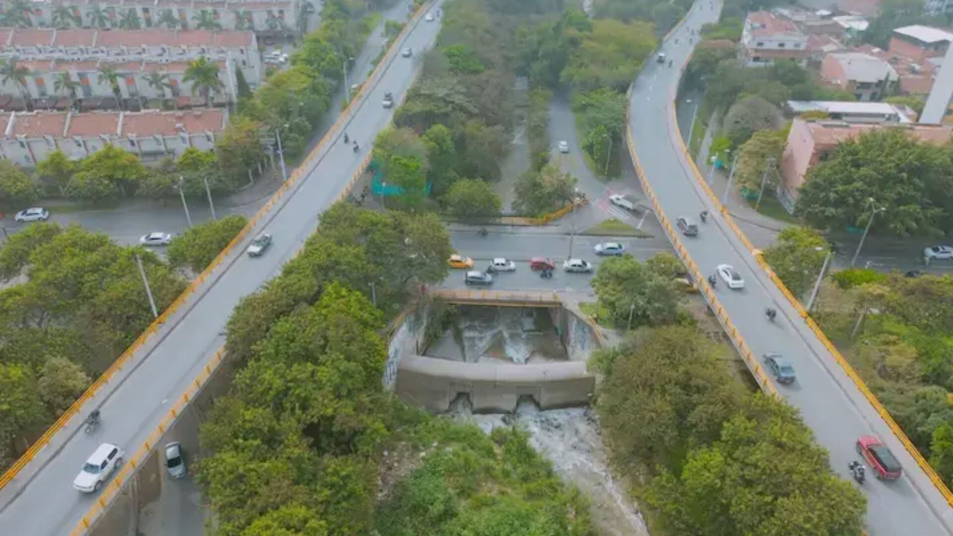 Puente vehicular sobre la quebrada La Iguaná en la avenida 80 de Medellín, cuya demolición es parte de las obras del Metro de la 80.