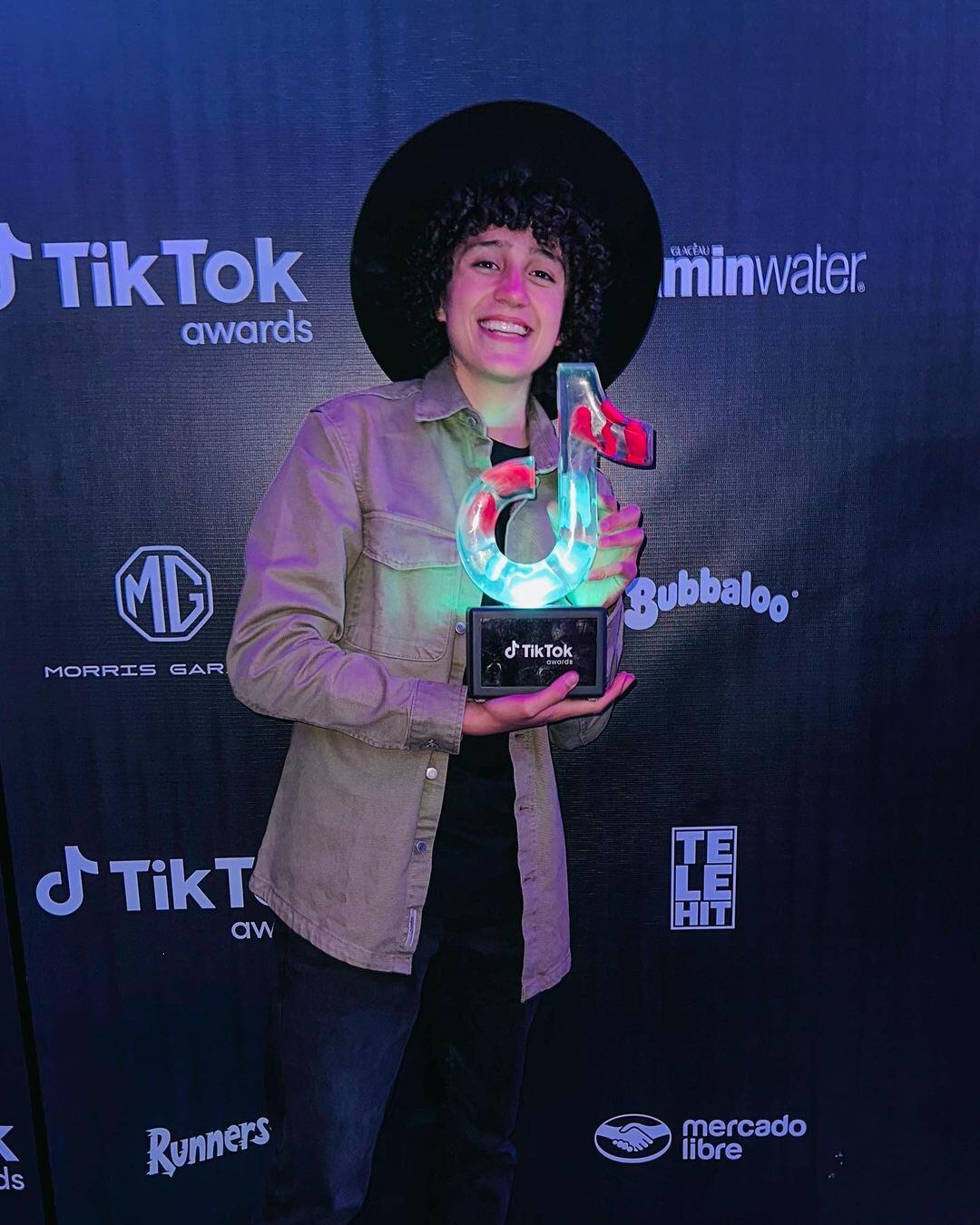 'El Borrego' posó muy feliz con su Tik Tok Award. Foto: Instagram @lagranjadelborrego.