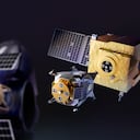 La compañía estadounidense Orbit Fab tiene como objetivo producir "gasolineras" en el espacio. Esta imagen muestra la representación de una estación de servicio espacial.