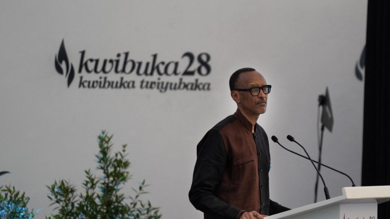 El presidente de Ruanda, Paul Kagame, pronuncia un discurso durante la ceremonia en el Memorial del Genocidio de Gisozi, Kigali, Ruanda, el 7 de abril de 2022 (Foto de Simon WOHLFAHRT / AFP)