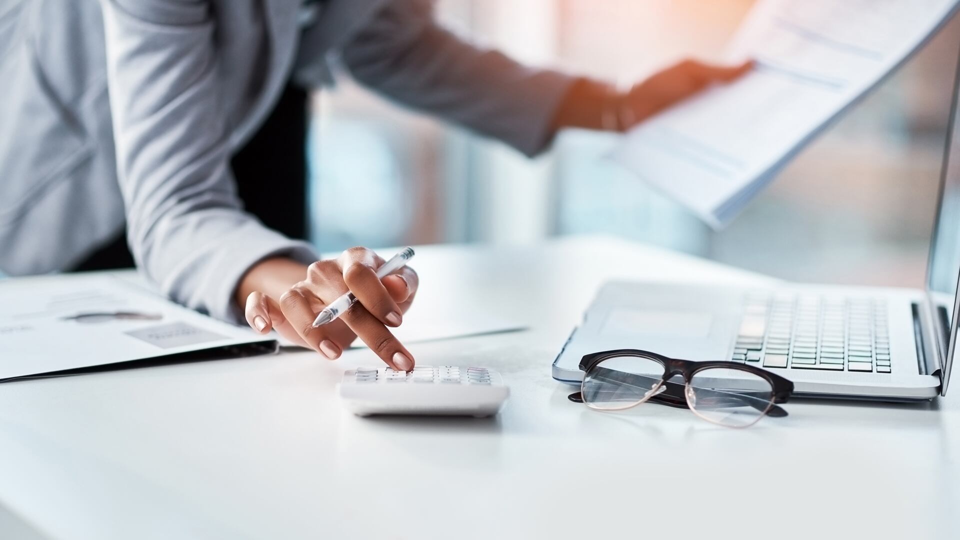 La inteligencia artificial, la analítica de datos y el procesamiento en la nube son herramientas clave para construir soluciones a los procesos legales y tributarios.