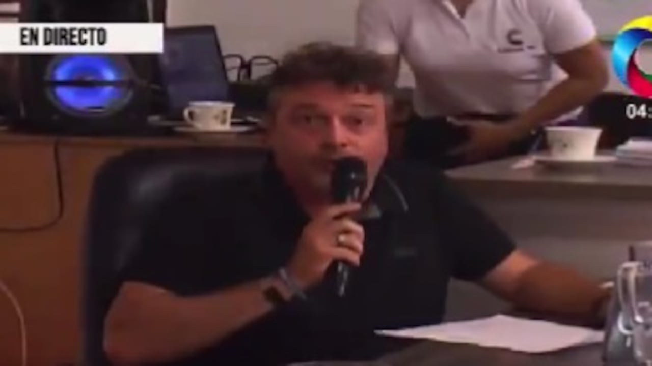 El concejal por poco sale a correr ante tremendo susto.