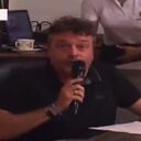 El concejal por poco sale a correr ante tremendo susto.