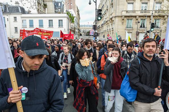 Protesta contra la reforma pensional de Macron, en París. Manifestantes salieron a marchar nuevamente el jueves 6 de abril.