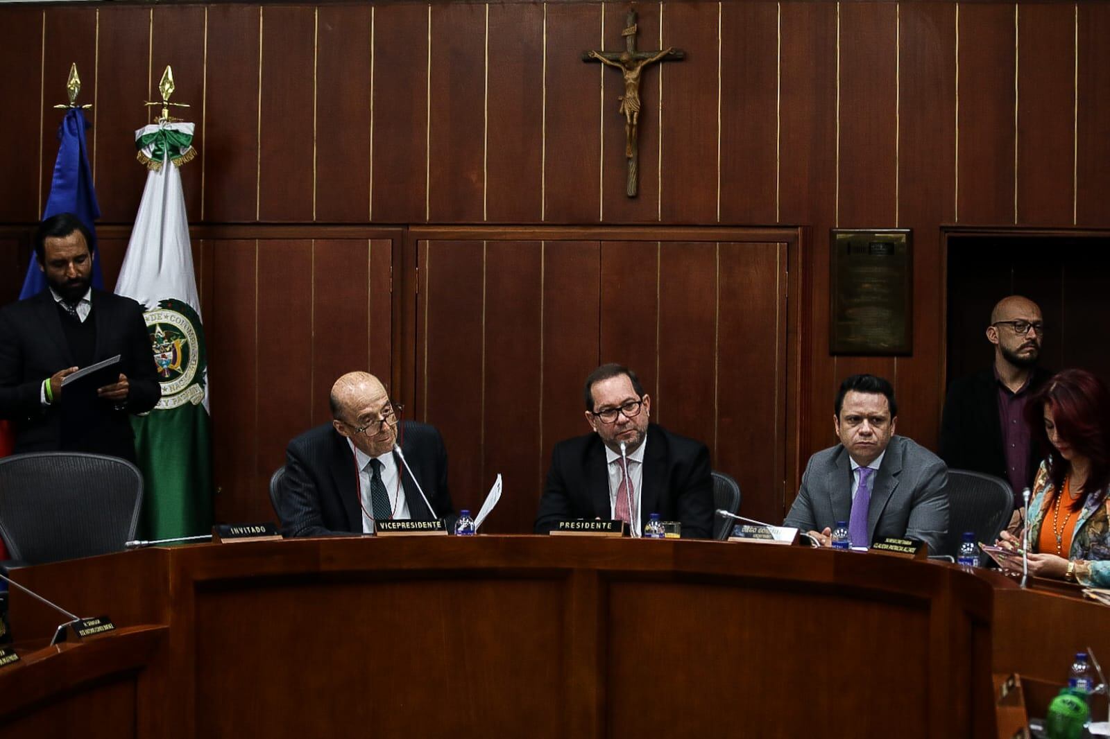 Canciller Álvaro Leyva asiste a un debate de control político en la Comisión Segunda del Senado