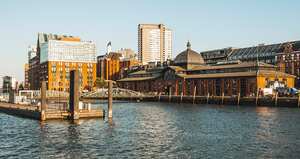 Así se ve la histórica lonja del mercado a primera hora de la mañana. Poco pescado y mucha fiesta.