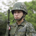 Una mujer reservista participa en un simulacro de entrenamiento de defensa en Taoyuan el 9 de mayo de 2023