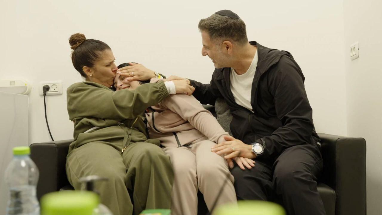 Las cuatro militares israelíes, secuestradas en el ataque sin precedentes del grupo islamista el 7 de octubre de 2023, fueron entregadas primero a la Cruz Roja, que las transfirió al ejército israelí.