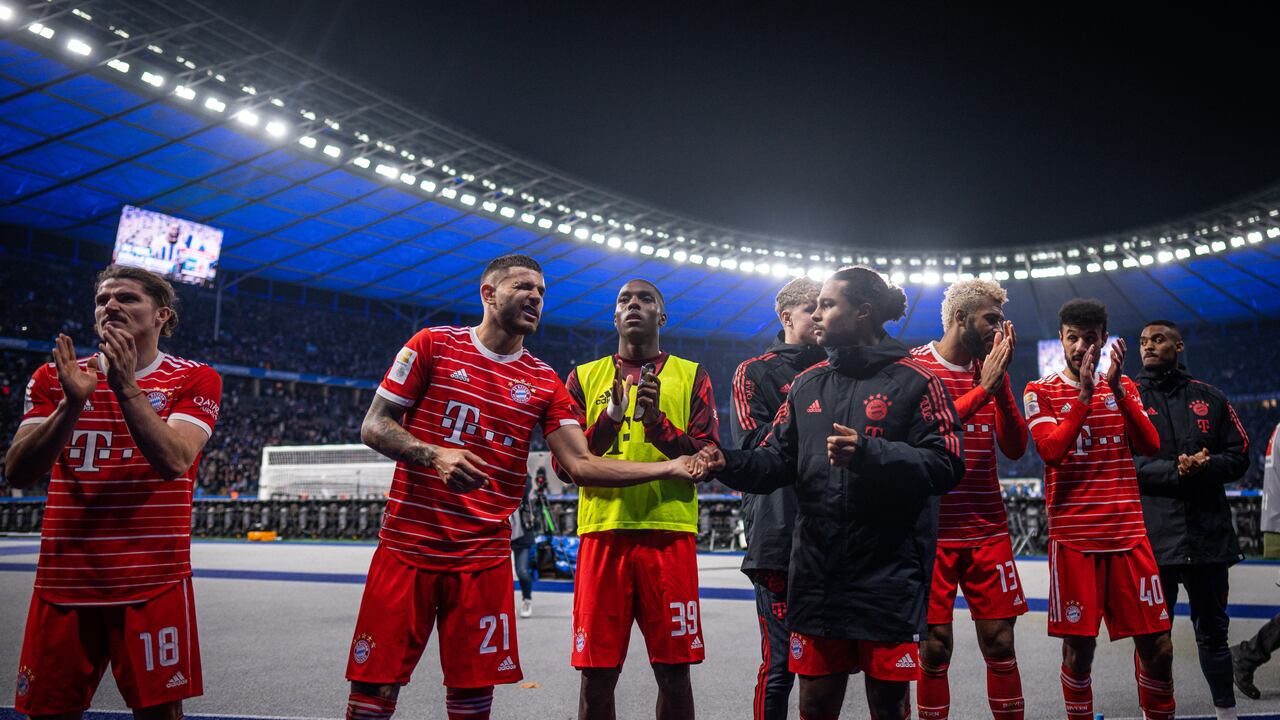 BERLIN, GERMANY - NOVEMBER 05: Lucas Hernandez of FC Bayern Muenchen and Serge Gnabry of FC Bayern Muenchen
shake hands while the team of FC Bayern Muenchen celebrates the win in front of their fans after the Bundesliga match between Hertha BSC and FC Bayern München at Olympiastadion on November 05, 2022 in Berlin, Germany. (Photo by S. Mellar/FC Bayern via Getty Images)