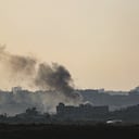 Si bien el Gobierno israelí ha aseverado en repetidas ocasiones que no pretende ocupar Gaza, también ha reiterado varias veces que la permanencia de Hamás en el poder es inaceptable tras el ataque del pasado 7 de octubre, que ha acabado ya con la vida de 1.400 israelíes y tras el que 200 personas han sido tomadas como rehenes. (Foto de Saeed Qaq/Anadolu vía Getty Images)