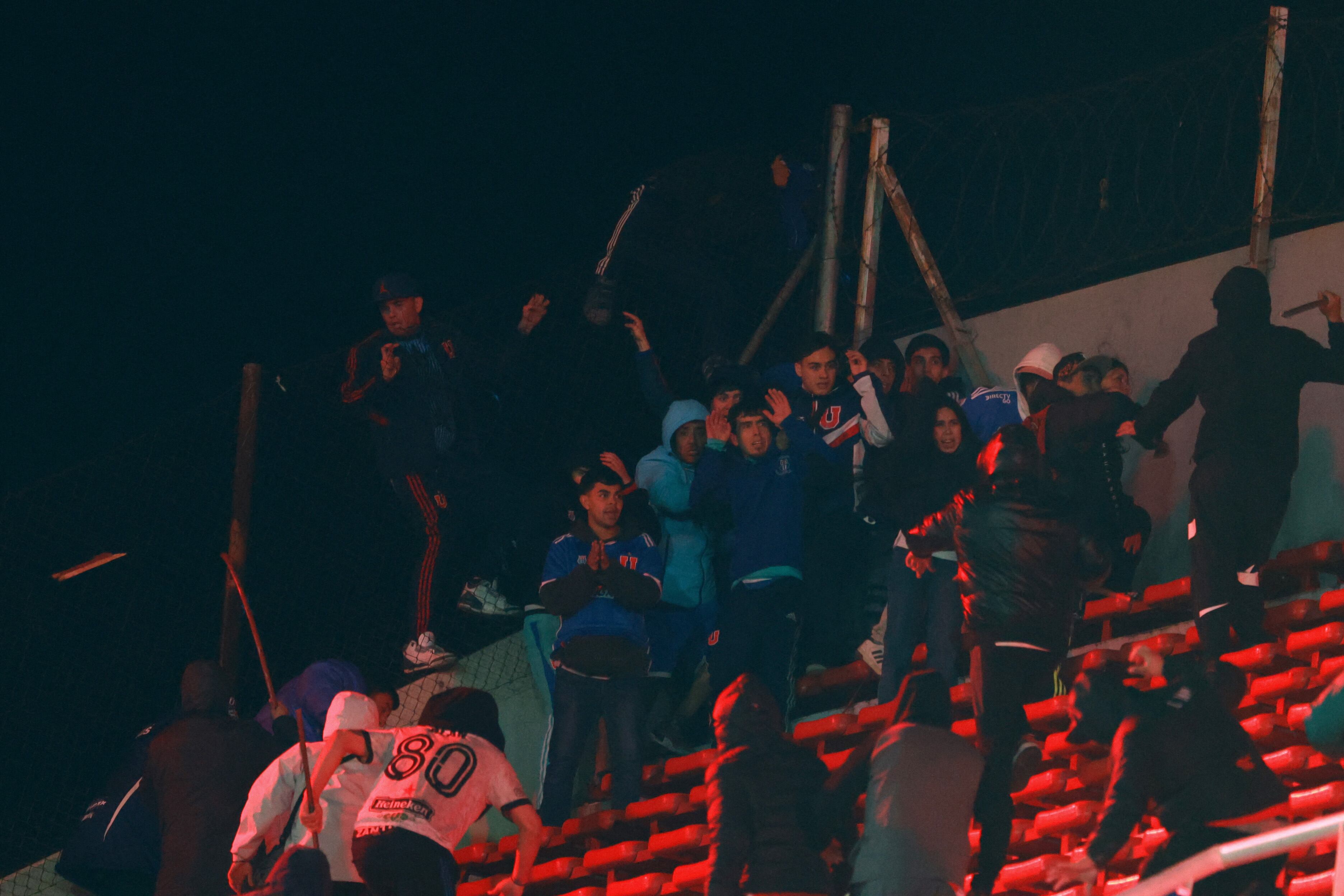 Hinchas fueron acorralados en el juego de Independiente vs. Universidad de Chile