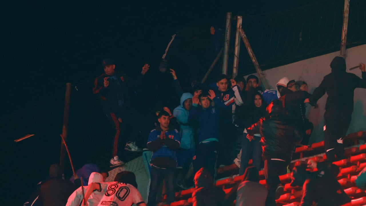 Hinchas fueron acorralados en el juego de Independiente vs. Universidad de Chile.