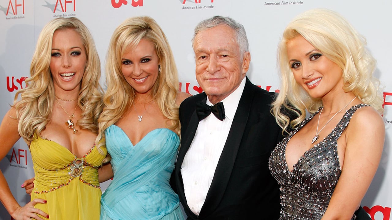 LAS TRES CONEJITAS: DE IZQUIERDA A DERECHA, HOLLY MADISON, HUGH HEFNER, BRIDGET
MARQUARDT Y KENDRA WILKINSON. TODAS LAS SONRISAS NO ERAN MÁS QUE UNA COMEDIA