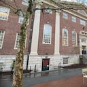 Campus Universidad de Harvard y escultura de John Harvard.