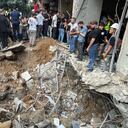La gente se reúne en el lugar de un ataque con misiles israelí en los suburbios del sur de Beirut, el viernes 20 de septiembre de 2024. (Foto AP/Bilal Hussein)