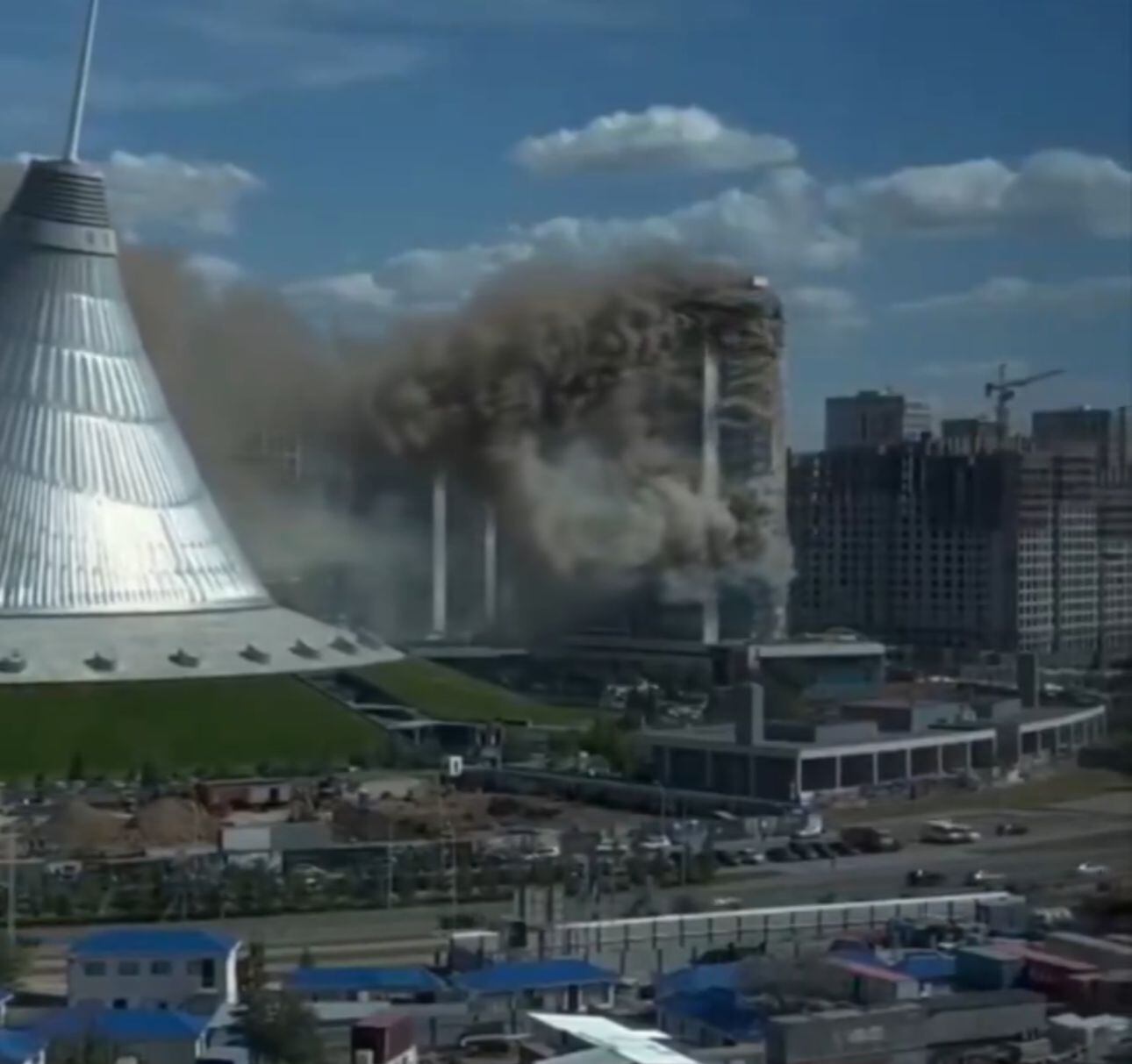 Los bomberos intentan controlar las llamas en un incendio de altas proporciones en Astana