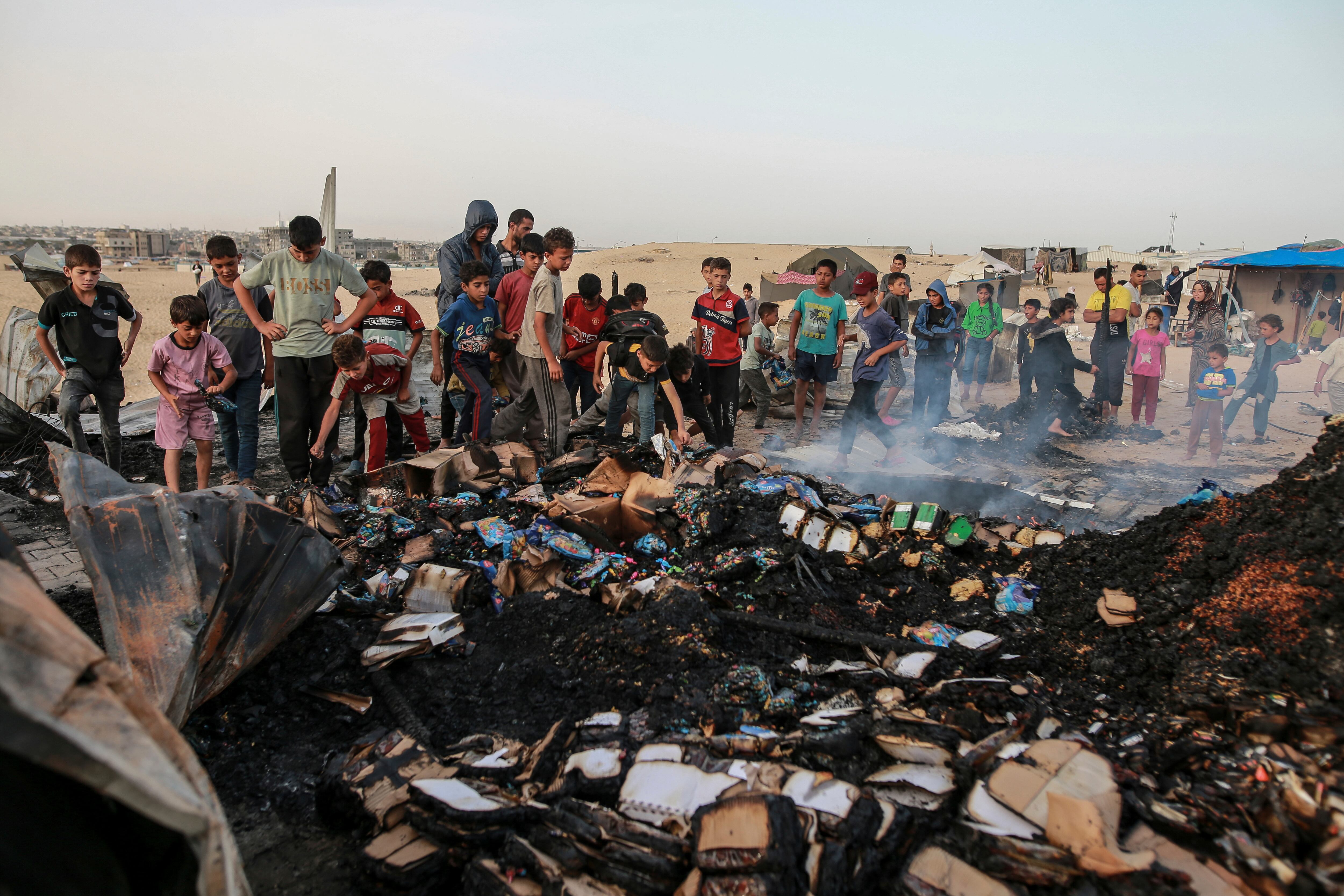 El ejército de Israel confirmó el ataque del domingo y dijo que alcanzó una instalación de Hamás y mató a dos militantes de alto rango de Hamás.