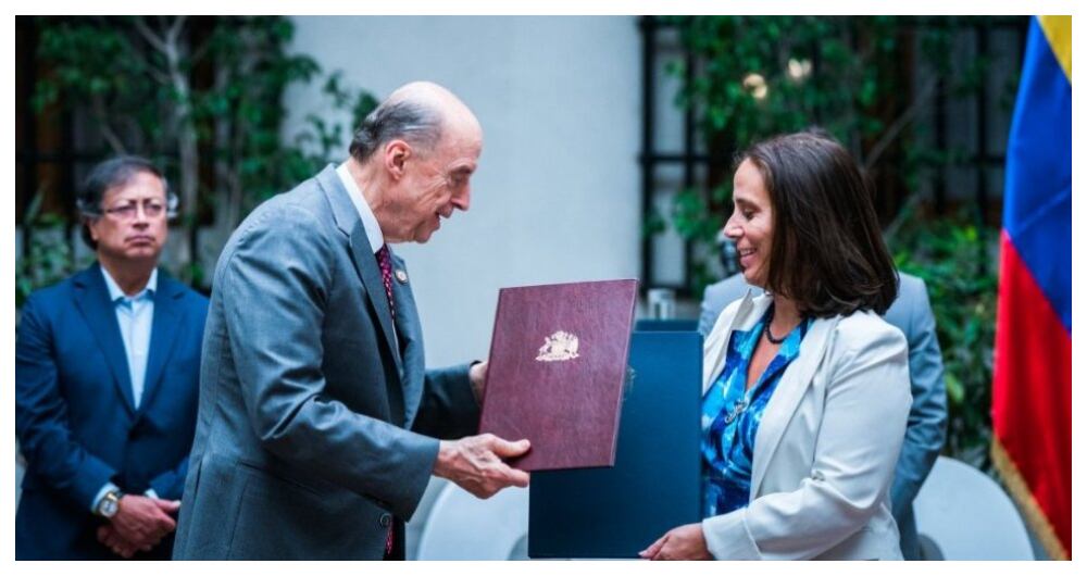 El canciller colombiano Álvaro Leyva y la canciller chilena Antonia Urrejola