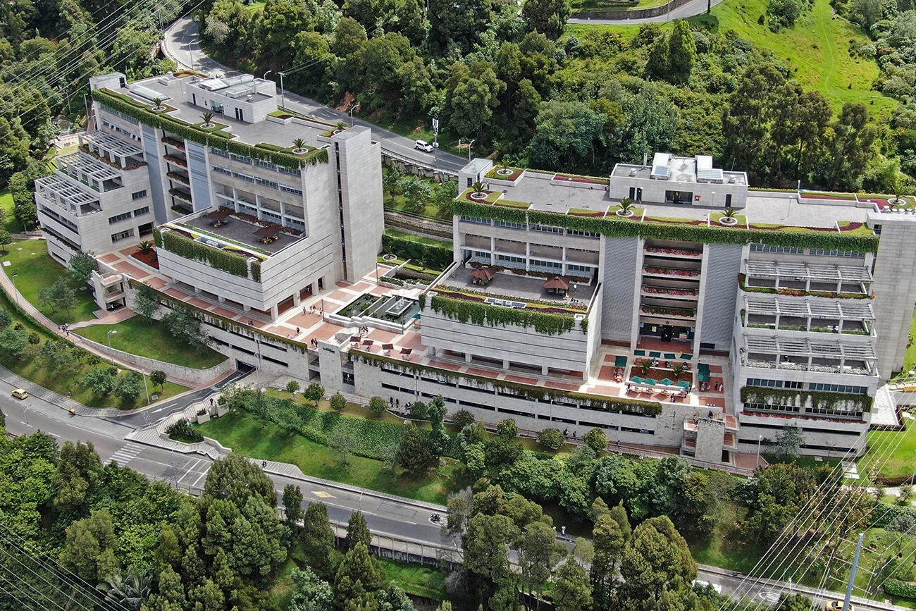 La Facultad de Administración de Empresas Turísticas y Hoteleras número uno en Colombia y número dos en Latinoamérica, según el QS World University Rankings 2025, ofrece doctorado, maestrías, especializaciones y Journey Experience Education Design.