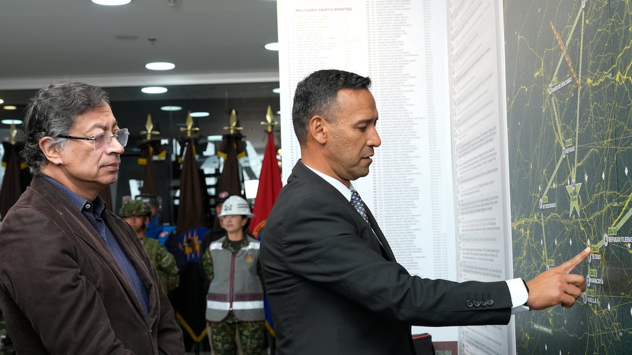 El presidente, Gustavo Petro, y el ministro de Defensa, Pedro Sánchez, en la conmemoración de los 211 años del Comando de Ingenieros Militares, el 16 de septiembre de 2025 en Bogotá