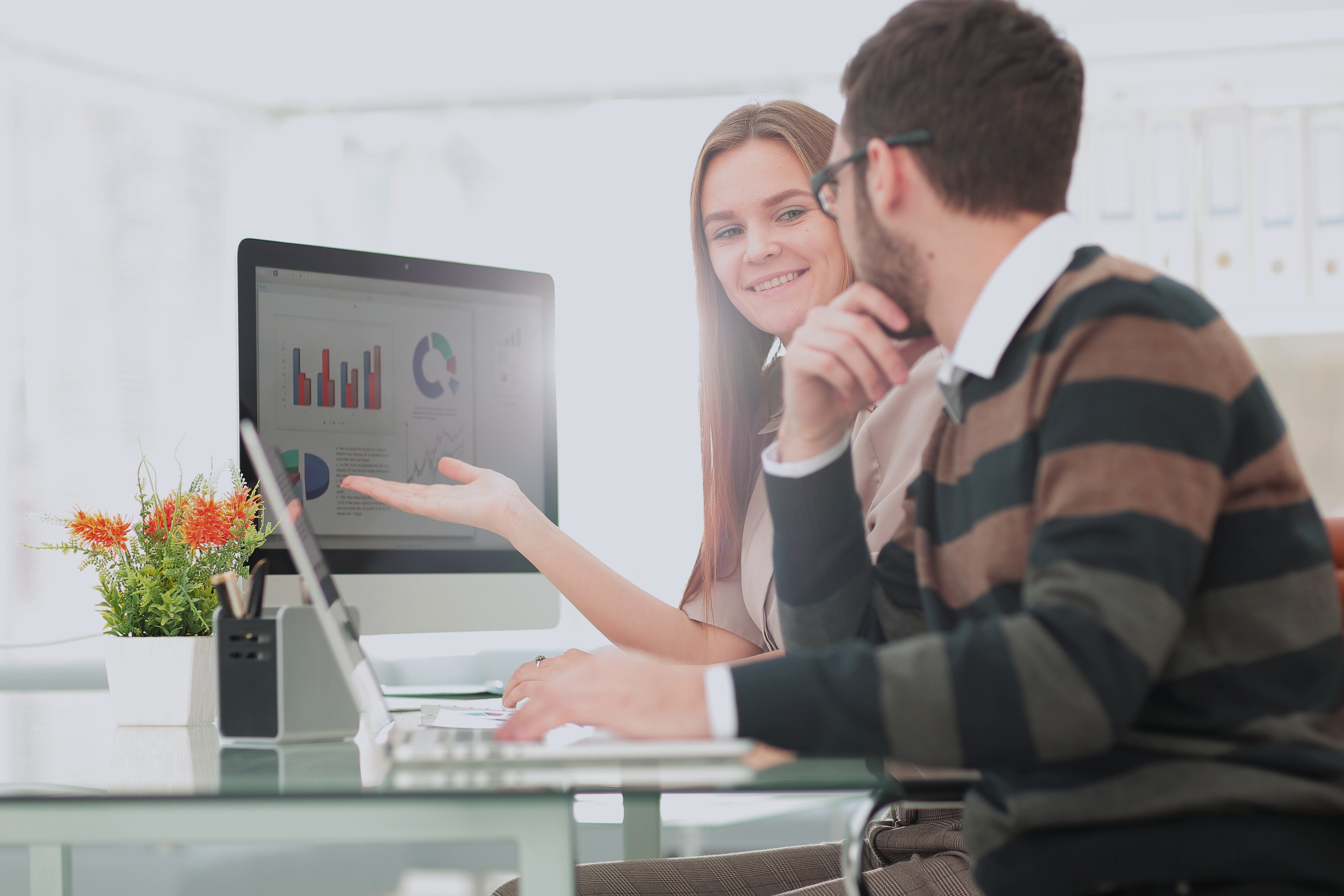 propone un programa de orientación sociocultural que permita a los jóvenes transitar de la educación escolar hacia la educación posmedia y, posteriormente, hacia el mercado laboral.