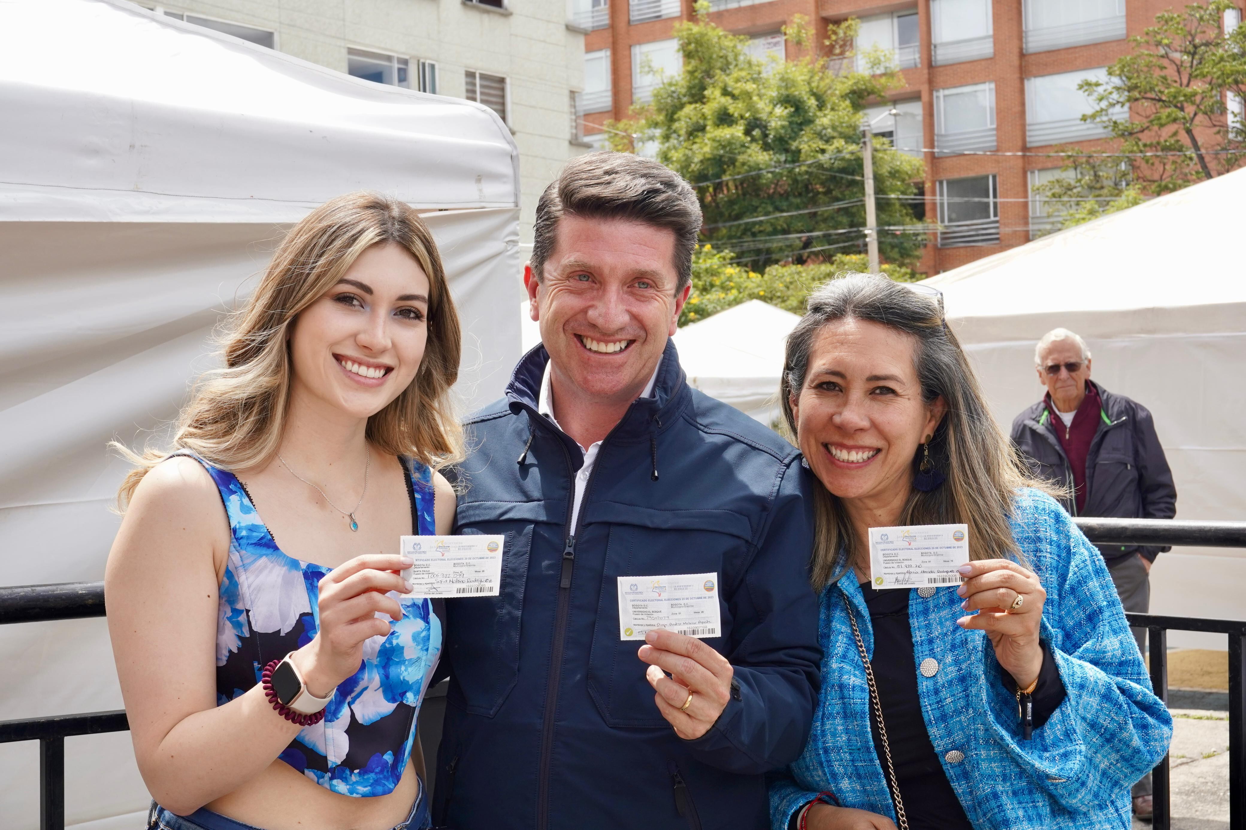 Candidato a la Alcaldía de Bogotá Diego Molano ejerce su derecho al voto