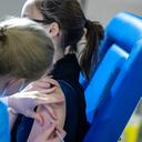 Una trabajadora de salud aplica una dosis de la vacuna de AstraZeneca contra el coronavirus a una mujer el jueves 4 de marzo de 2021, en el Centro de Exposiciones de Bruselas. (AP Foto/Olivier Matthys)