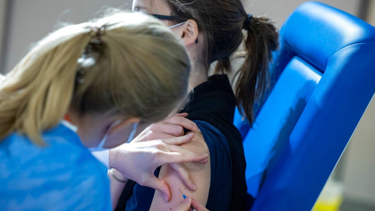 Coronavirus: Francia aplicará dosis de Pfizer o Moderna a personas que recibieron la vacuna AstraZeneca