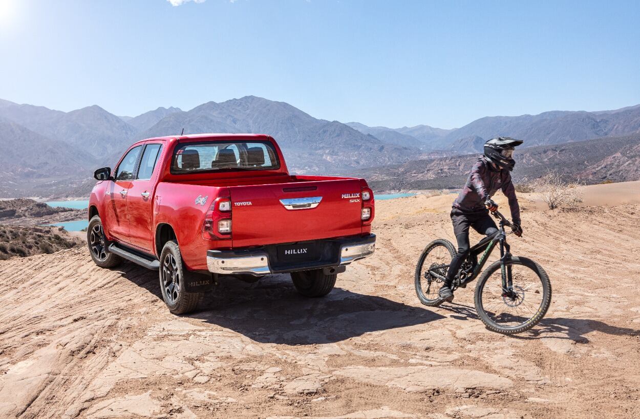 Esta edición de la Hilux ofrece siete airbags, sistema de control de estabilidad, control de tracción segura, asistencia de arranque en pendientes y descendentes, frenos ABS, distribución electrónica de fuerza de frenado y, como si fuera poco, cuenta con la máxima calificación de cinco estrellas en pruebas de choque.