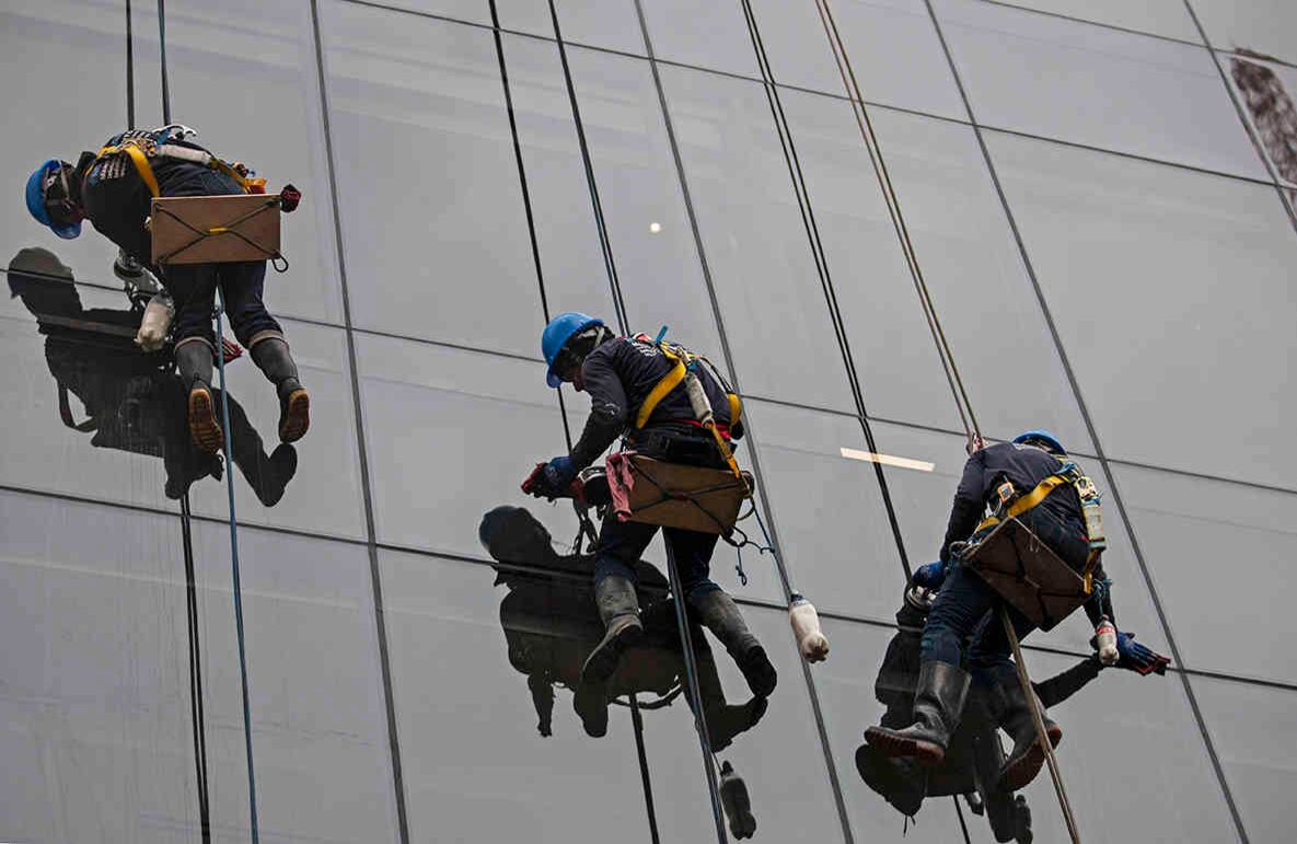 La limpieza de vidrios en altura está catalogada dentro de los llamados ‘trabajos verticales’, en donde las personas se encuentran suspendidas de cuerdas, cables y otros dispositivos para realizar ciertos oficios de difícil alcance. Foto: Gabriela Alvarado