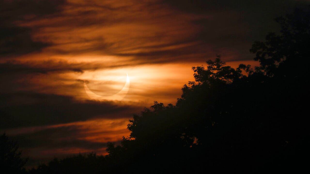 En la cúspide de este llamado eclipse anular, la Luna se deslizó lentamente delante del Sol, para transformarlo durante unos minutos en un delgado anillo luminoso, como un "círculo de fuego".