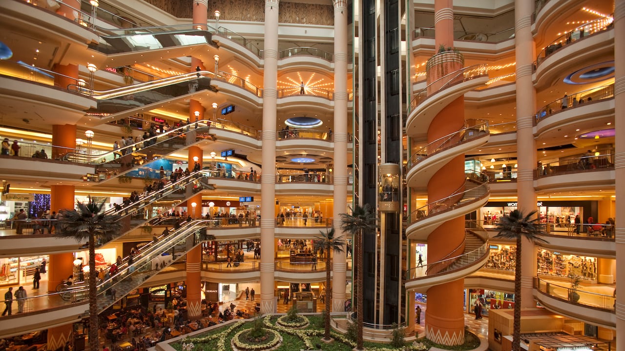 Los centros comerciales se han convertido en importantes puntos de encuentro para la vida urbana.
